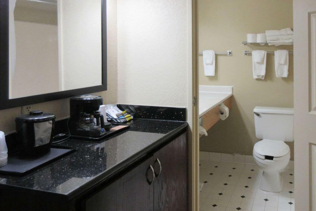 Quality Inn & Suites Alexandria Εξωτερικό φωτογραφία